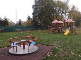 Dětské hřiště v blízkosti objektu (u Sokolovny), směrem k vlakovému nádraží