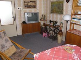 Obývací pokoj s posezením a televizí