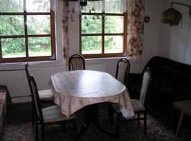 Obývací pokoj se stolem, židlemi a pohovkou