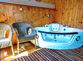 Relaxační zóna s finskou saunou, vířivkou, sprchou a posezením.