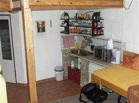 Kuchyně s vařičem, ledničkou, varnou konvicí a mikrovlnou troubou