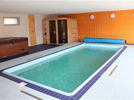 Vnitřní bazén se saunou a vířivkou