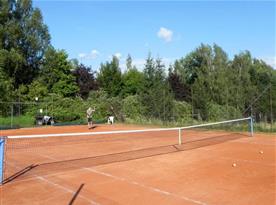 Tenisové kurty v areálu