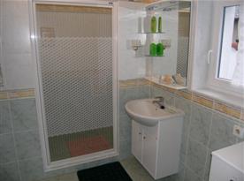 Sociální zařízení se sprchovým koutem, umyvadlem a toaletou