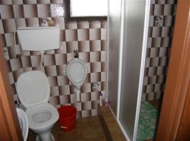 Sociální zařízení se sprchovým koutem, toaletou a umývadlem