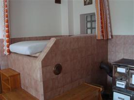 Obývací pokoj s pohovkou a kamny na tuhá paliva