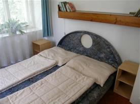 Část 2 - ložnice B s manželskou postelí a nočními stolky