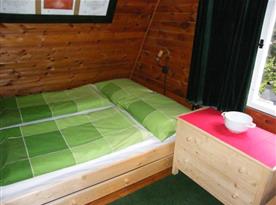 Ložnice A s manželskou postelí a skříňkou