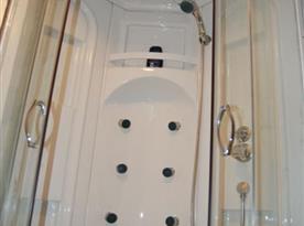 Sprchový kout s masážním panelem