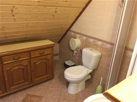 Toaleta v rámci koupelny v patře