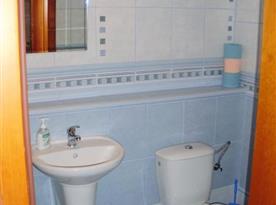 Mezonetový apartmán - koupelna se sprchovým koutem, WC a umyvadlem