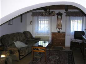 Obývací pokoj v prvním patře s televizorem
