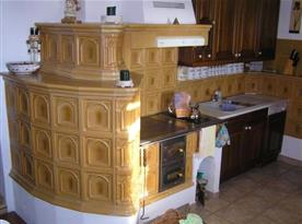 Plně vybavená kuchyně s kachlovými kamny