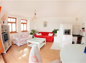 Přízemní apartmán - obývací pokoj se stylovou kachlovou pecí