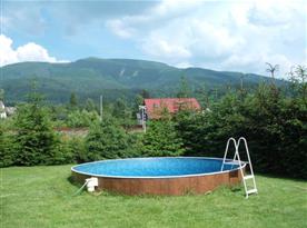 Zapuštěný kruhový bazén na zahradě objektu
