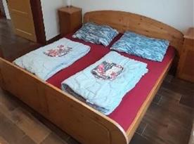 Pokoj s manželskou postelí a dětskou postýlkou
