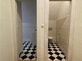 Toaleta v patře