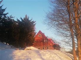 Pohled na chatu v zimě