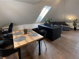Apartmán De Luxe - jídelní stůl
