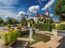 Strmilov - náměstí a kostel