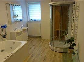 Koupelna s vířivou vanou a saunou