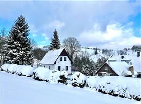 Zimní pohled na chatu v lyžařském středisku Králičák