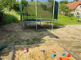 Pískoviště a trampolína pro děti
